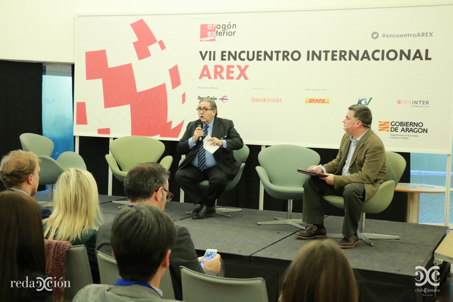 Manuel Teruel (izda.), presidente de Cámara Zaragoza, en la conferencia de clausura del VII Encuentro Arex.