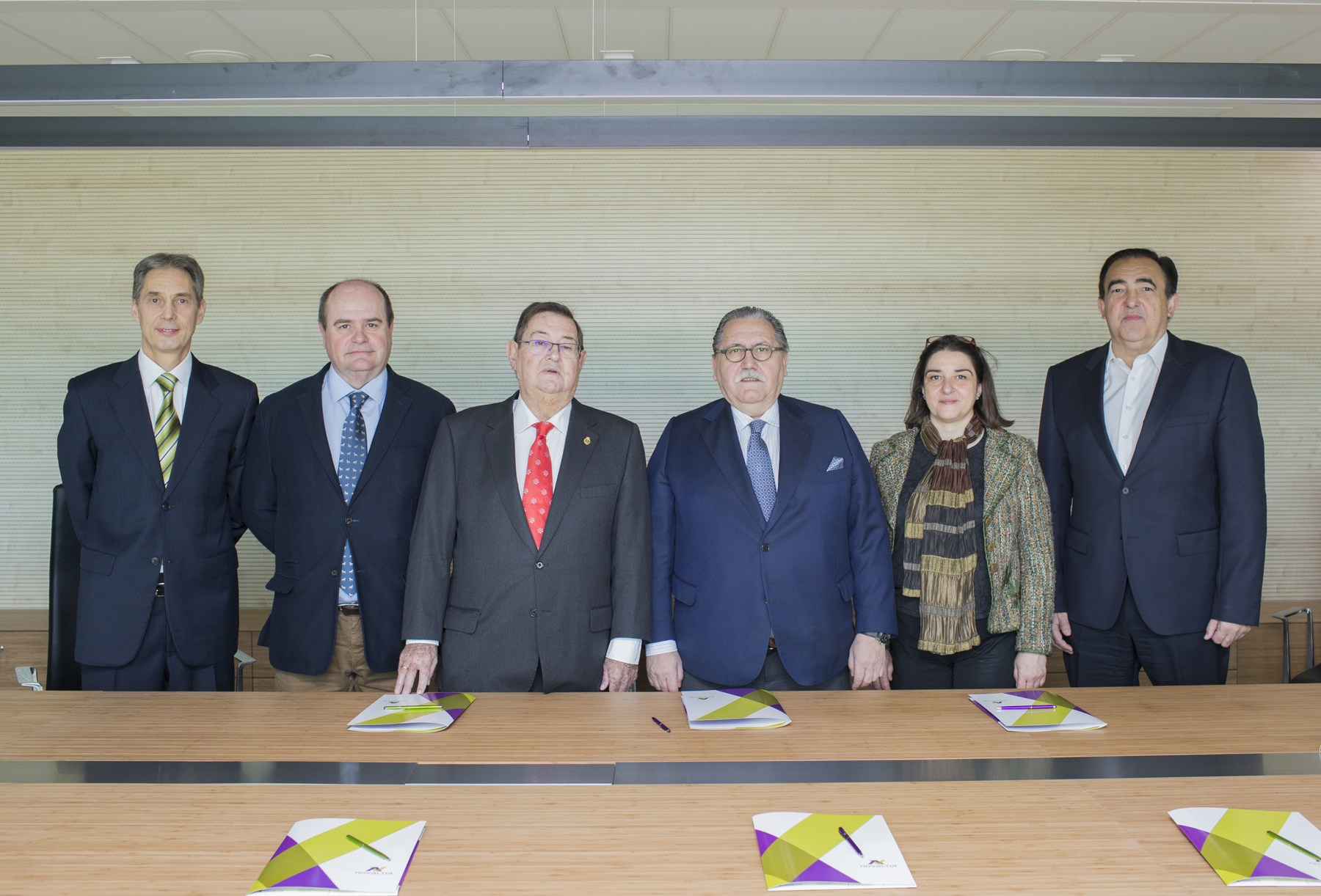 Los representantes de Cámara Zaragoza junto a responsables de Novaltia.