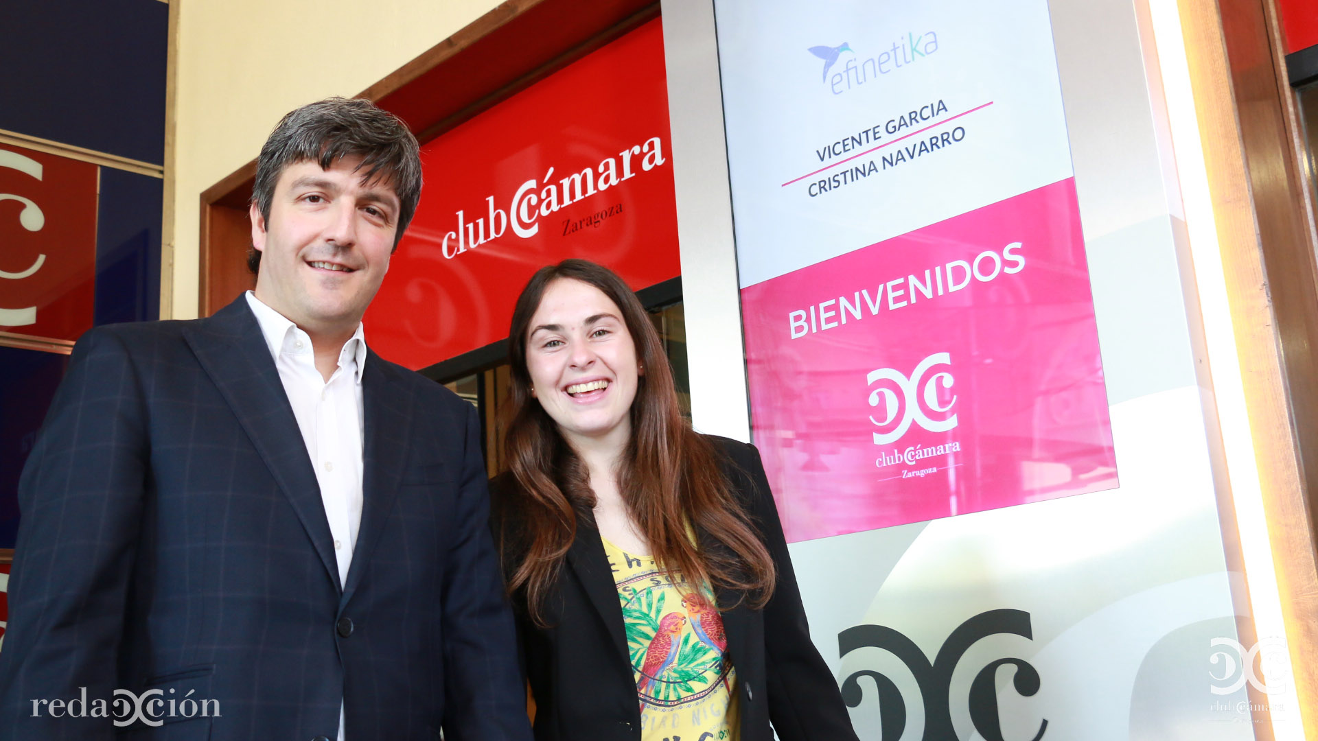 Cristina Navarro, responsable de comunicación de Efinétika, y Vicente García, , en su bienvenida a Club Cámara. Fotos: Arturo Gascón.