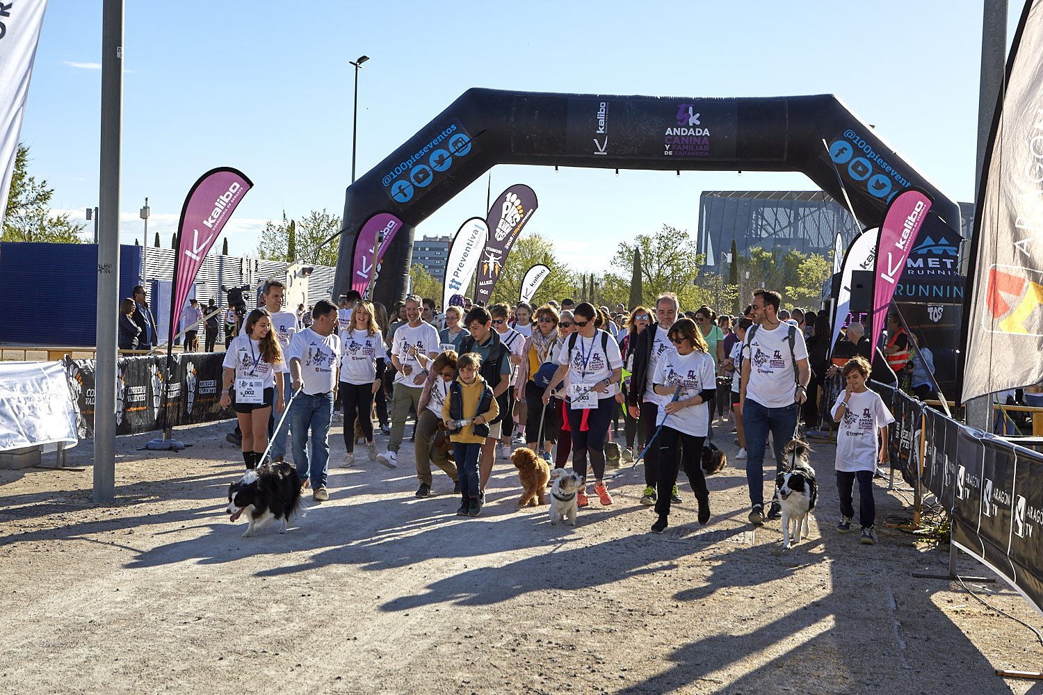 Comienza la Andada Canina y Familiar organizada patrocinada por Kalibo en el Parque del Agua