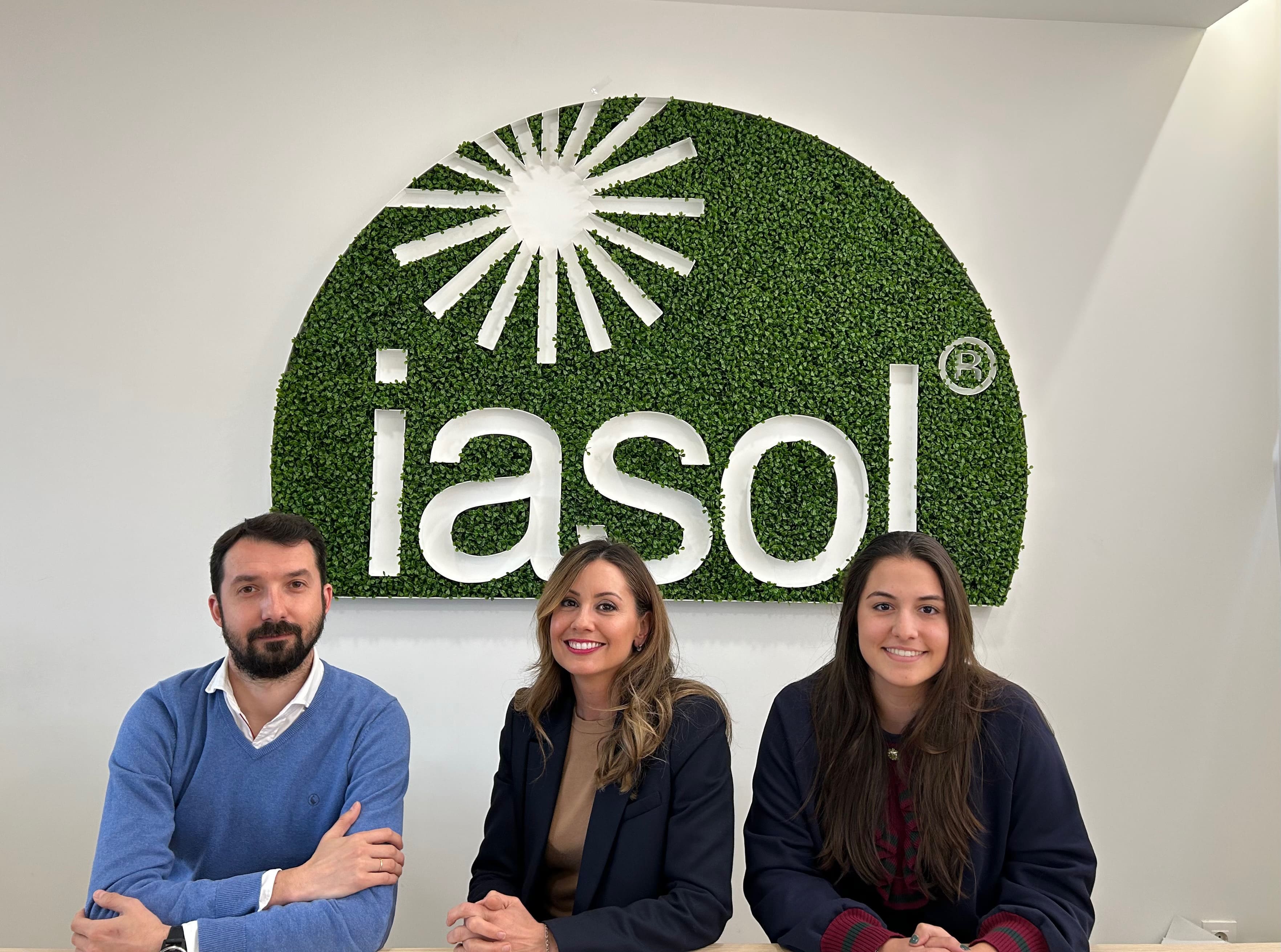 Gonzalo Alcalá e Irene Navarro de Iasol posan junto a Marta Sánchez de Club Cámara de Zaragoza