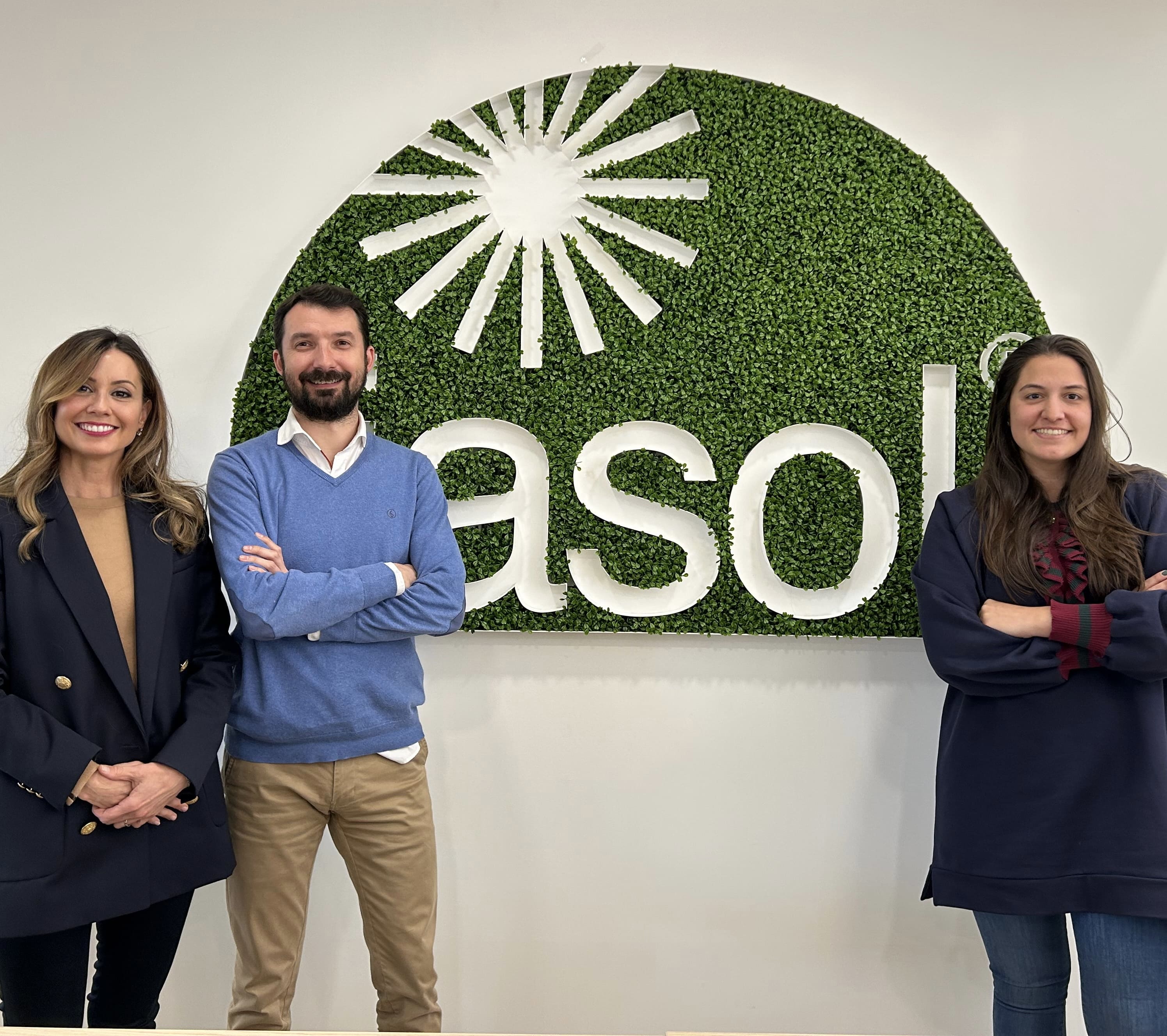 Gonzalo Alcalá e Irene Navarro de Iasol posan junto a Marta Sánchez de Club Cámara de Zaragoza