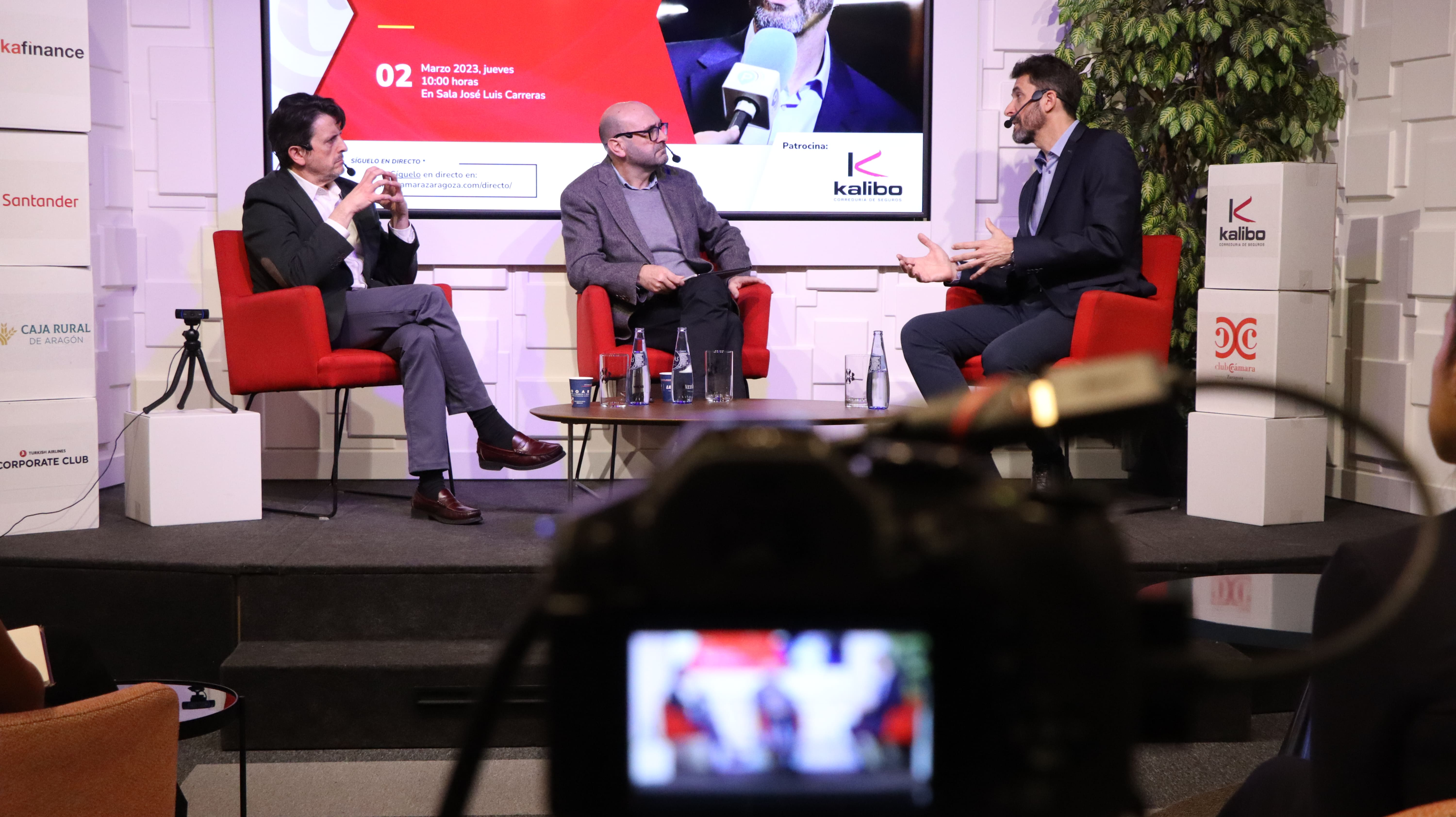 Patxi García (AECC) conversa con Ramón Añaños (Club Cámara) y Óscar Sanz (Kalibo) en una Mesa Abierta