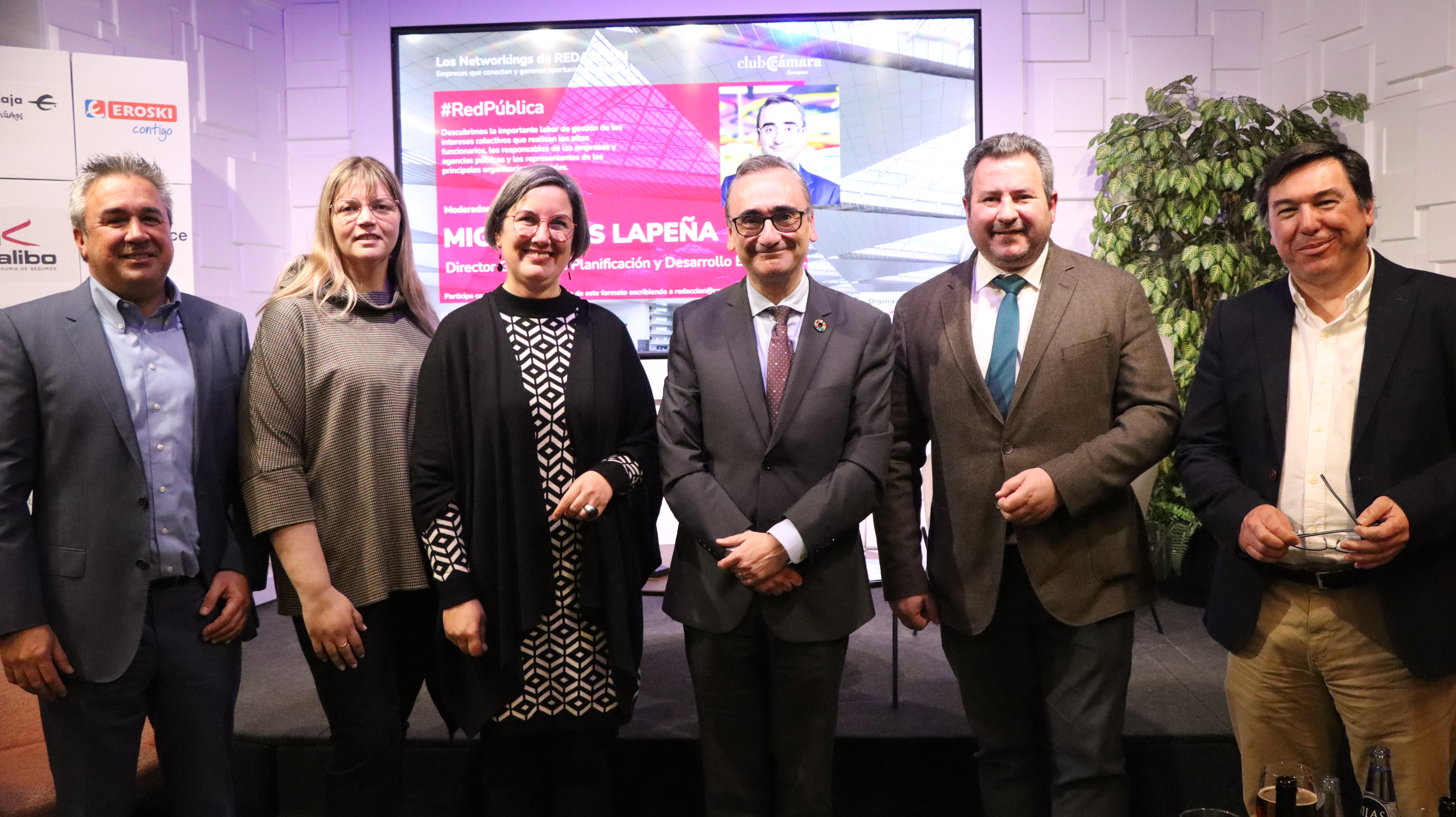 Los protagonistas del Red Pública en torno al Sello Aragón Circular posan junto a Miguel Luis Lapeña