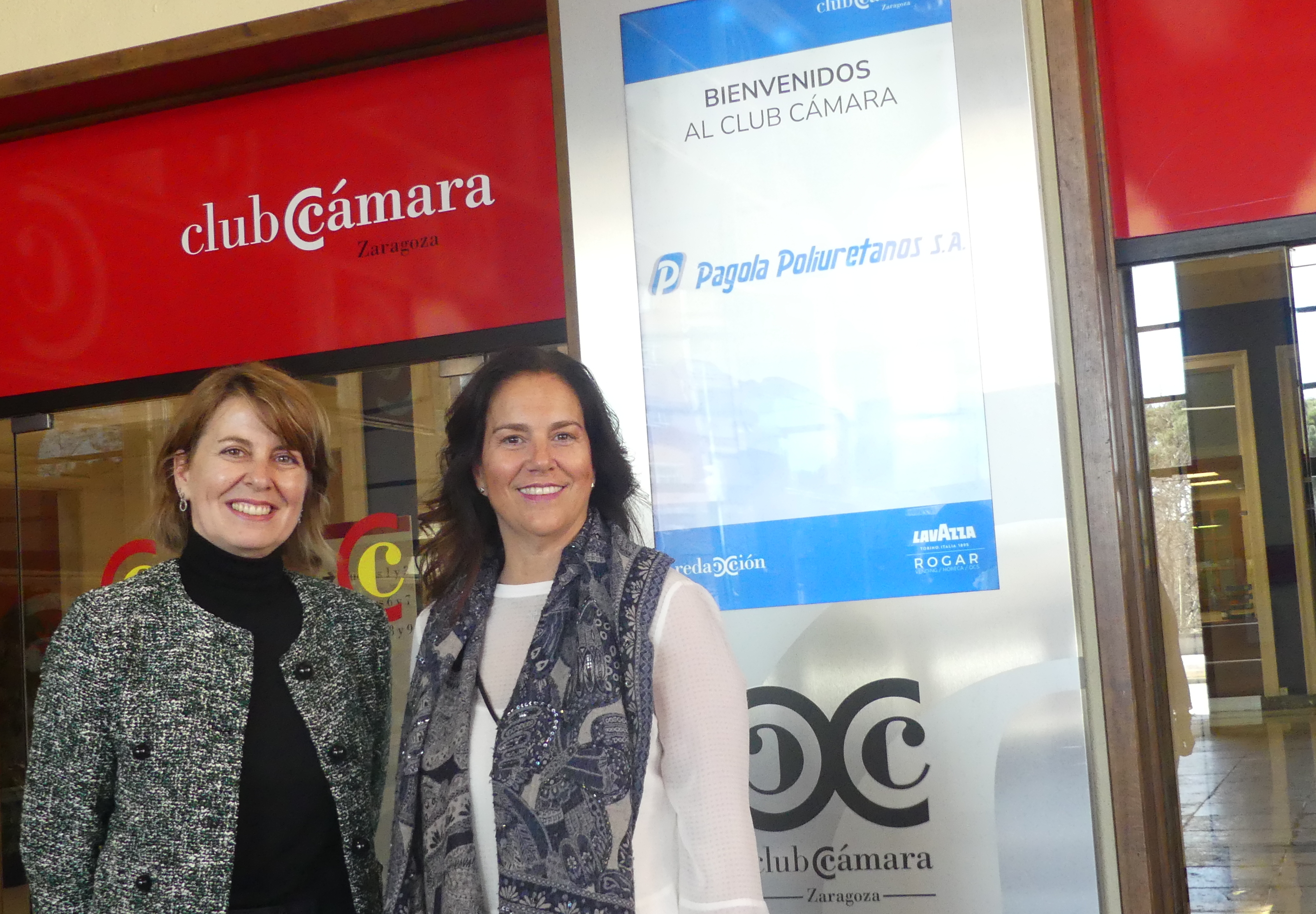 Elena Monge de Pagola Poliuretanos posando en la entrada de la Cámara de Comercio de Zaragoza