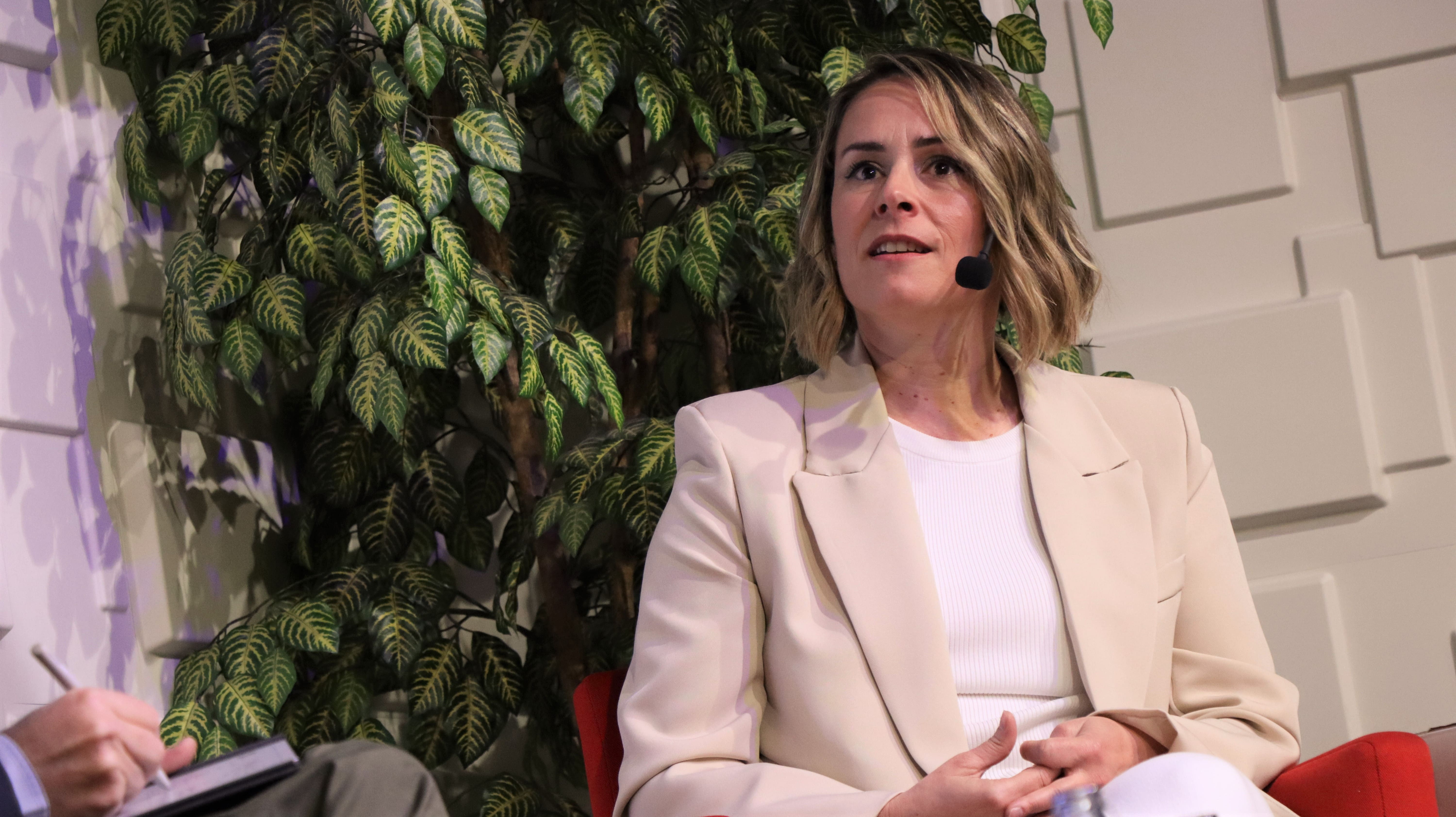 Ana Sánchez. CEO de Azurea E-Mobility, habla en la Mesa Abierta organizada por Club Cámara