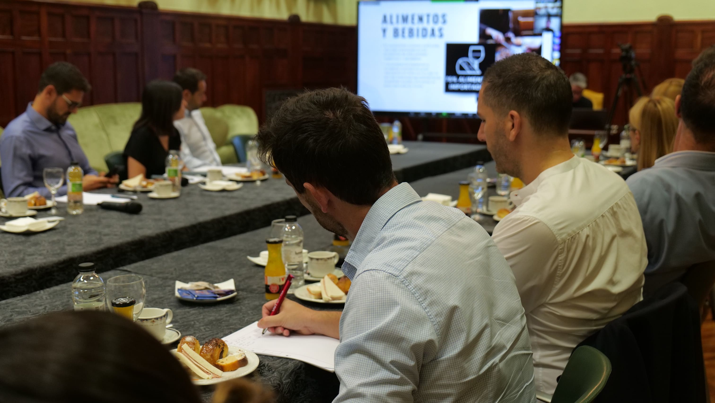 desayuno para conocer corea del sur organizado por club camara