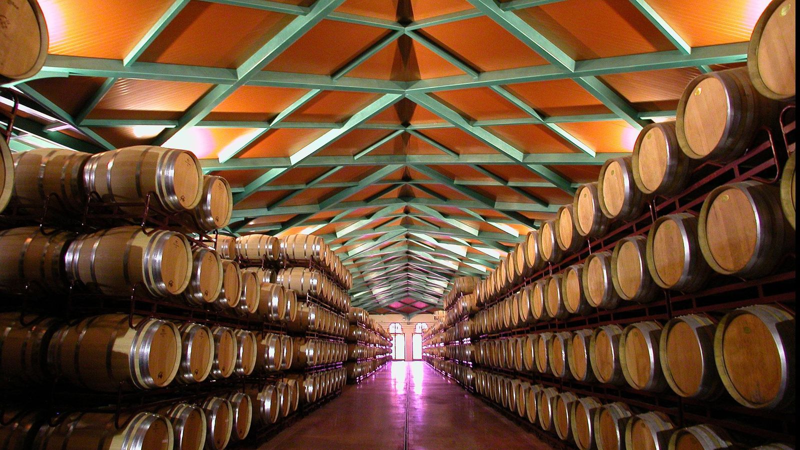 Interior de la bodega de Grandes Vinos