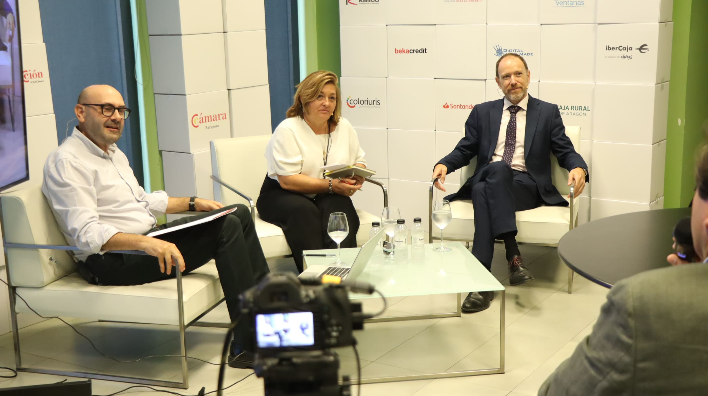 Red Pública organizado por Club Cámara con Ricardo López, director del aeropuerto de Zaragoza junto a Nieves Ágreda y Ramón Añaños