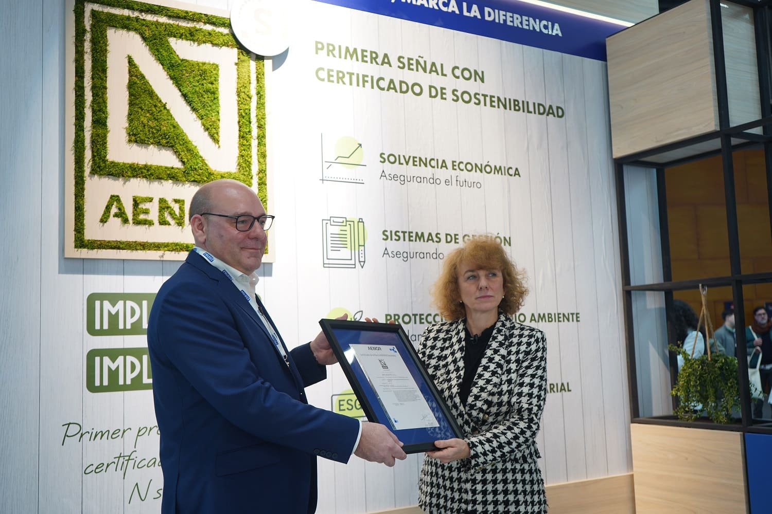 Clemente Huerta, CEO de Implaser, y Yolanda Villaseñor, directora de Certificación de Producto en AENOR