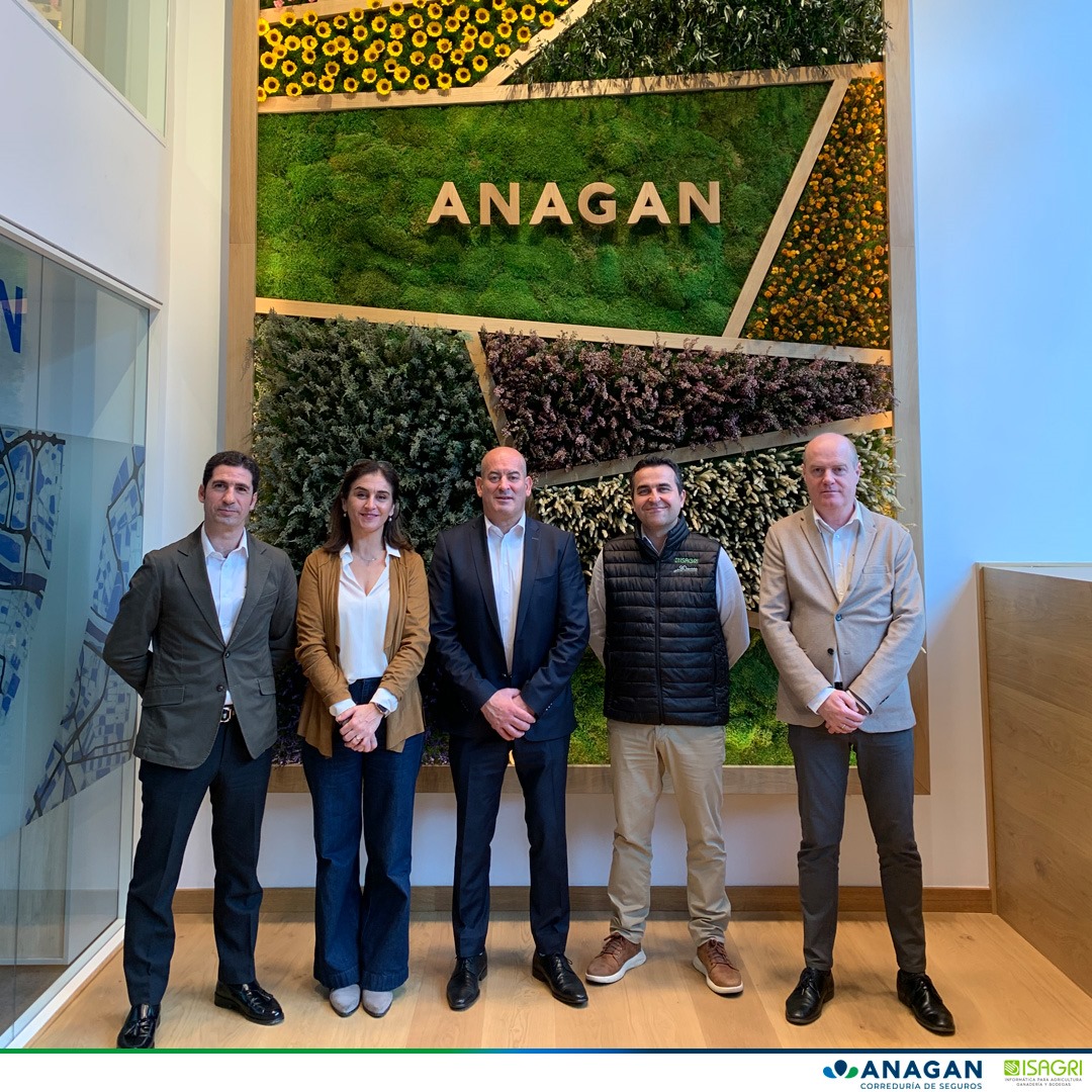 Borja Aguado, responsable zona Sur Anagan; Amalia Martínez, responsable de Comunicación Isagri; Alberto Sainz, presidente de
Grupo Anagan; Miguel Vargas, director comercial Isagri; y Juan
Verano, director general Anagan Seguros Agrarios