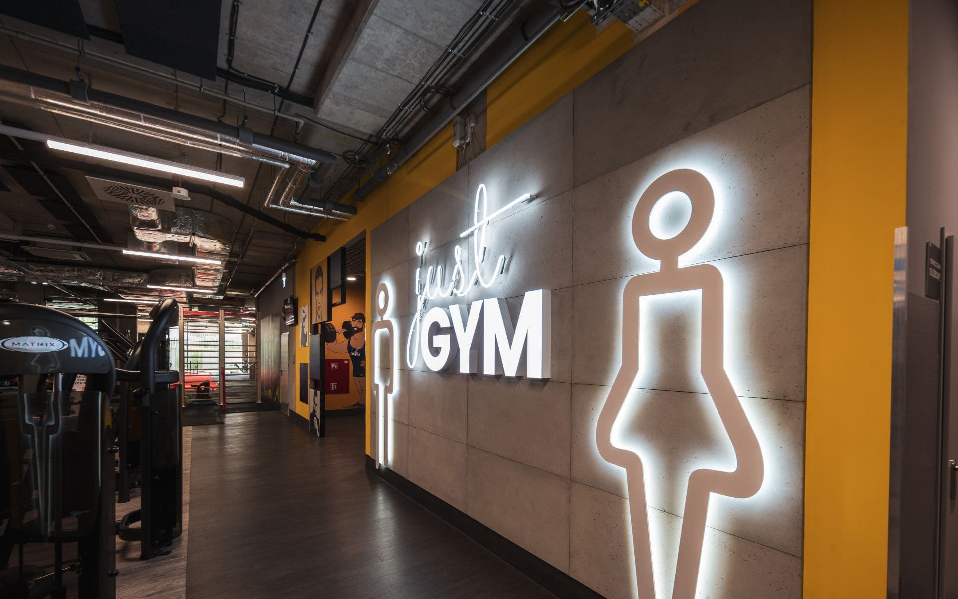 TRILUX crea un ambiente moderno, futurista y eficiente en Just GYM Fitness