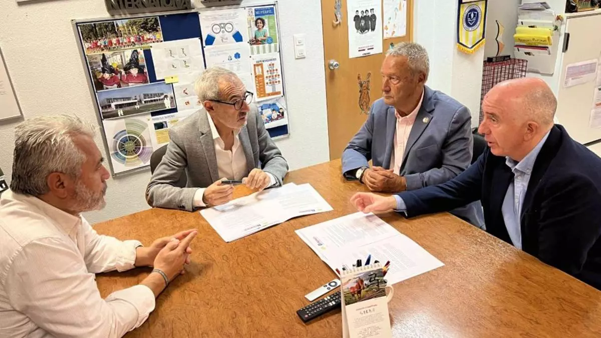 El momento de la firma del convenio entre Atades y el Colegio Británico de Aragón