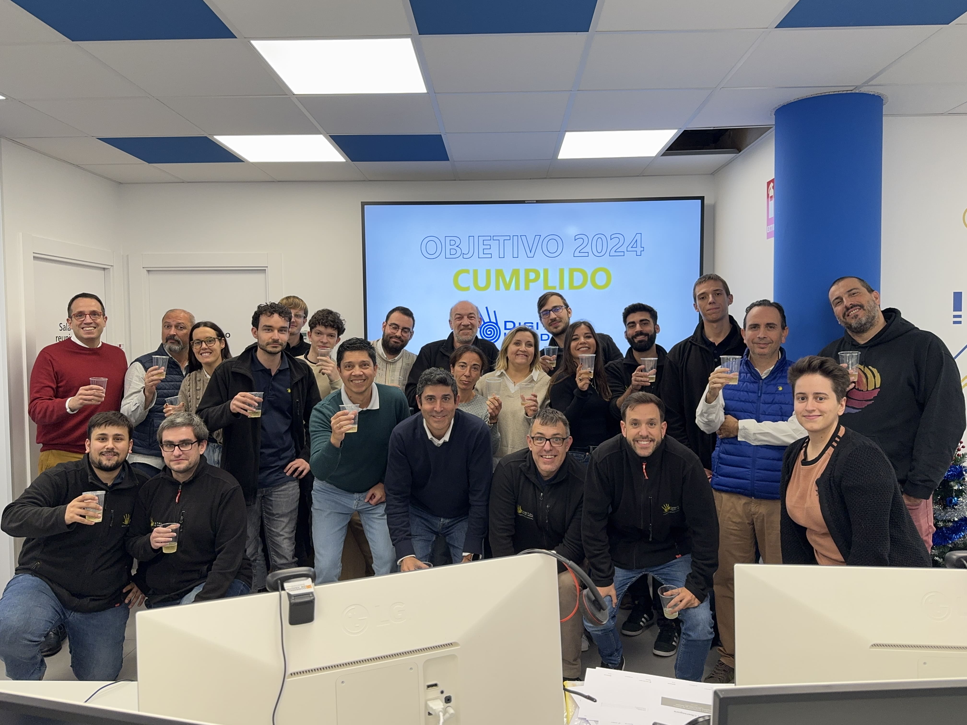 el equipo de digital hand made celebra su hito empresarial de este 2024