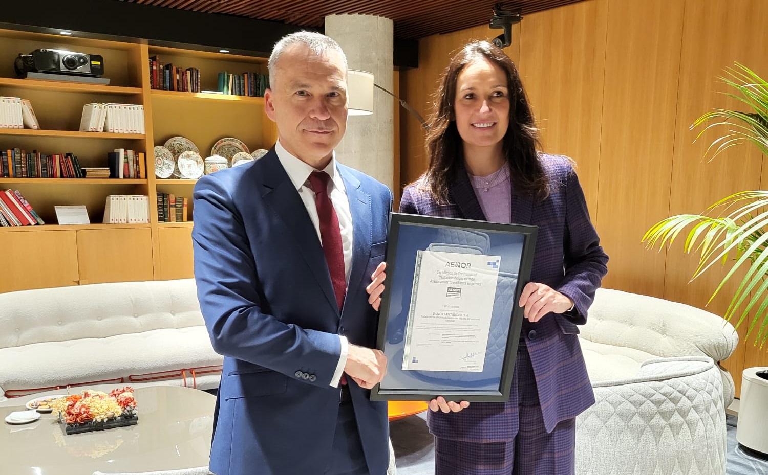 Rafael García Meiro, CEO de AENOR, y Olga Abad, directora de Banca de Empresas e Instituciones de Santander España.