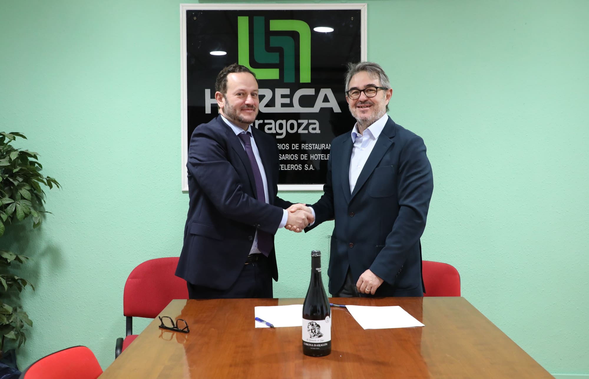 Grandes Vinos y la Asociación de Hoteles de Zaragoza y Provincia firman un acuerdo para apoyar la capitalidad mundial de la Garnacha de Zaragoza.