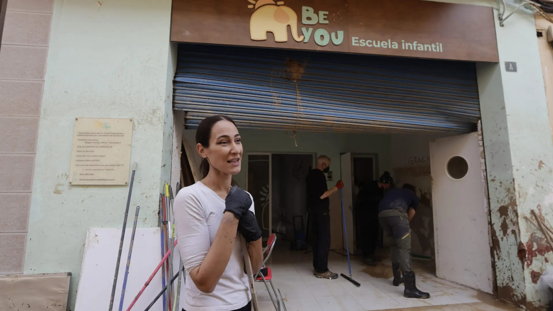 Alba Valentín en la puerta de su escuela. Fuente: Guillermo Mestre
